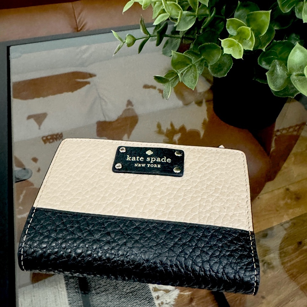 Kate Spade Bi-Fold Wallet 
Beige and black two tone wallet